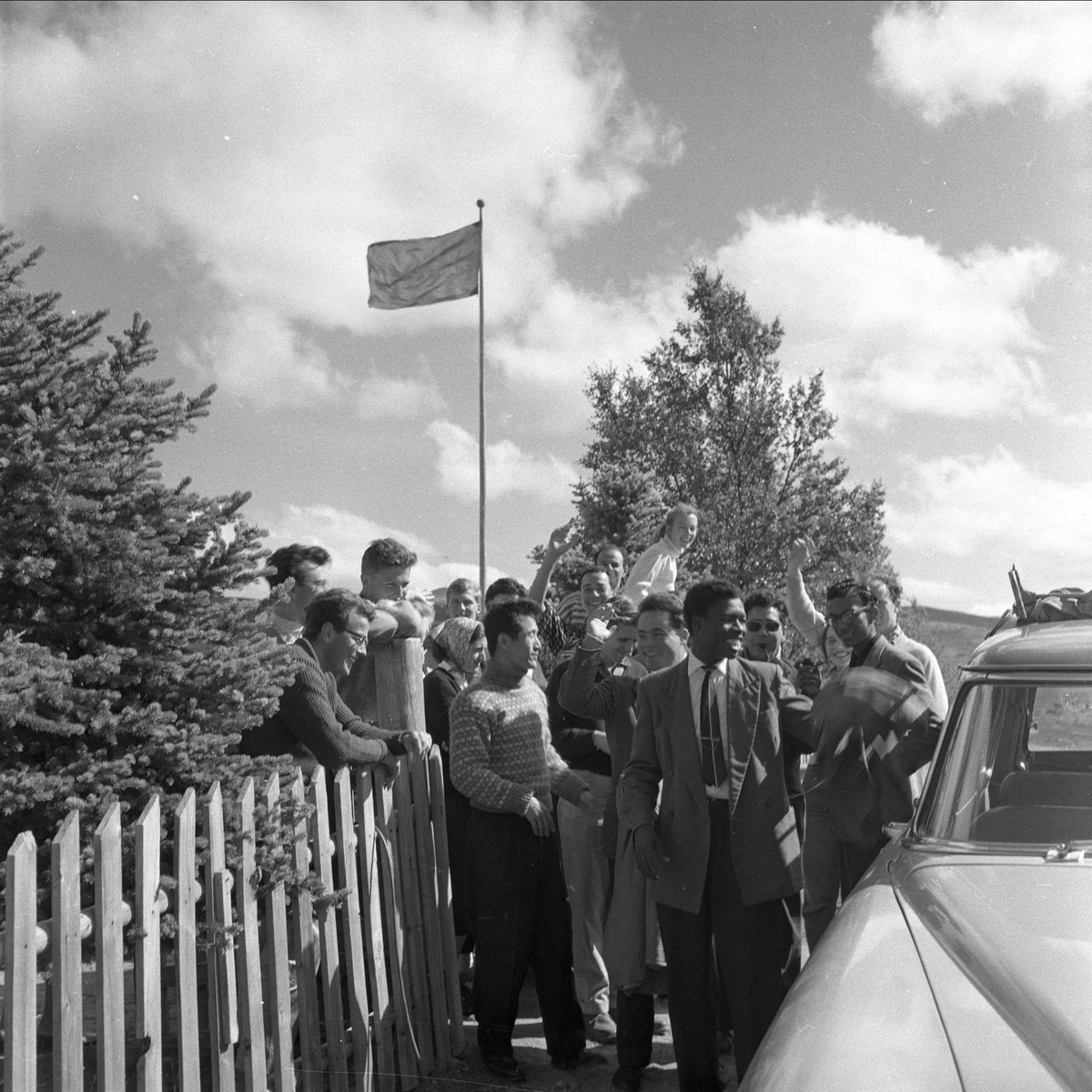 FN-Sambandets kurs på Høvringen, Sel, Oppland, 20.08.1958. Gruppe ved gjerde.