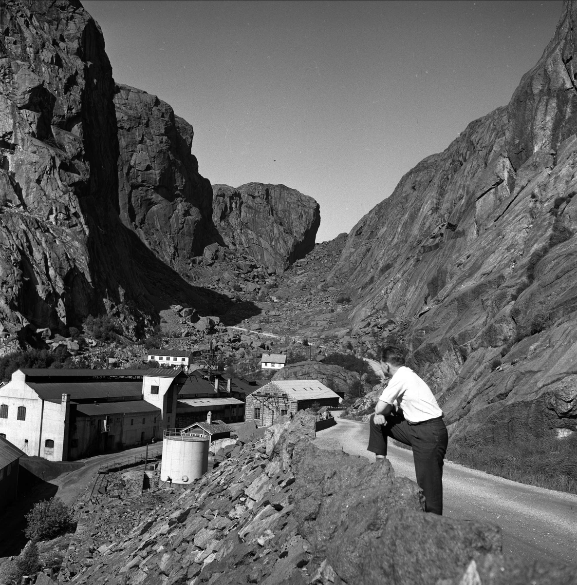 Helleren i Jøssingfjorden, Sokndal, Rogaland, ant. 1950-tallet. Bebyggelse og riksveien