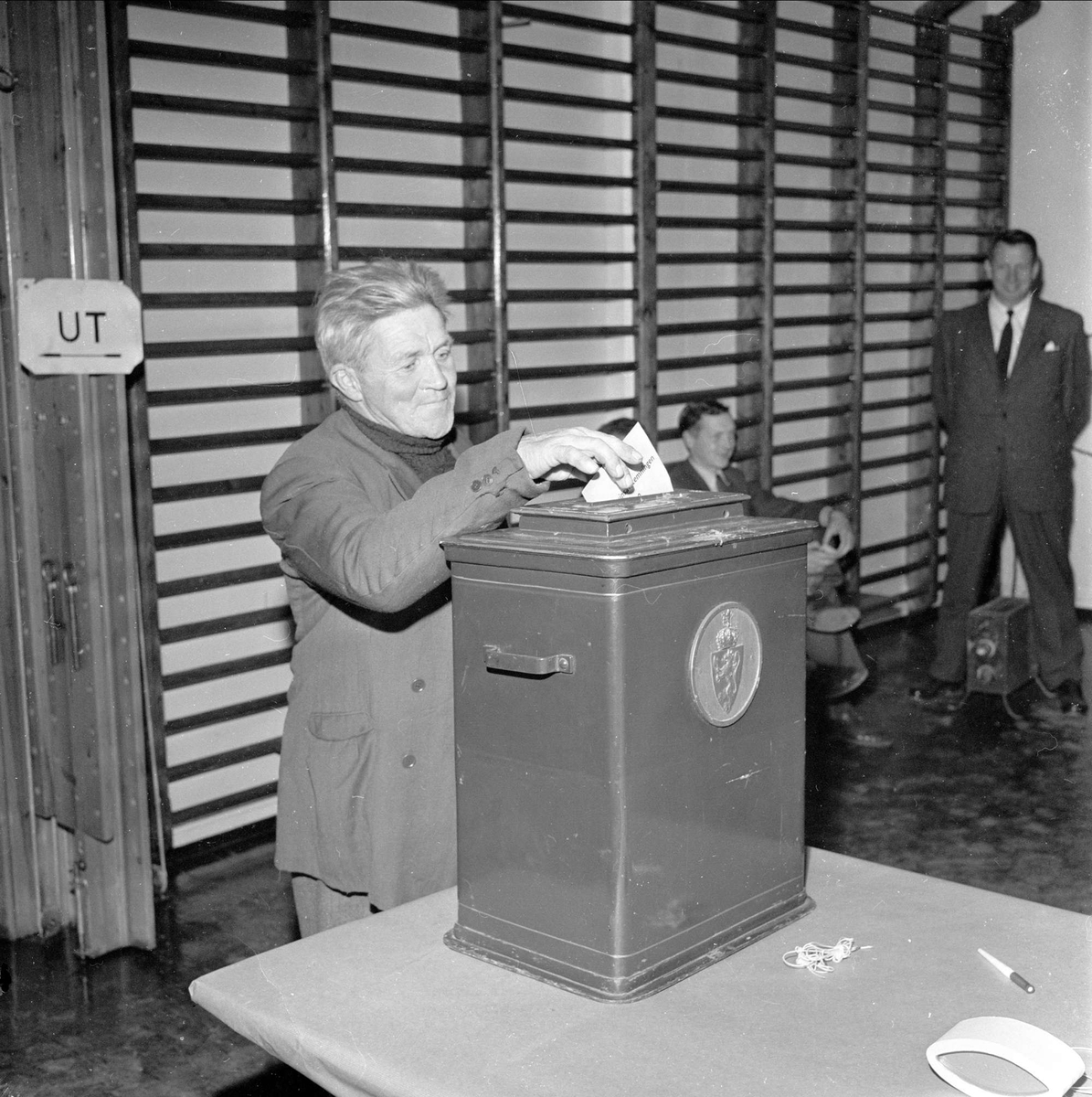 Hønefoss. Ringerike, Buskerud, 1959. Valglokale med stemmeurne..
