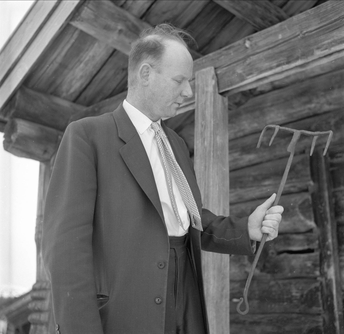 Oset Høyfjellshotell, Gol, Buskerud, 17.04.1960. Mann i dress med redskap.