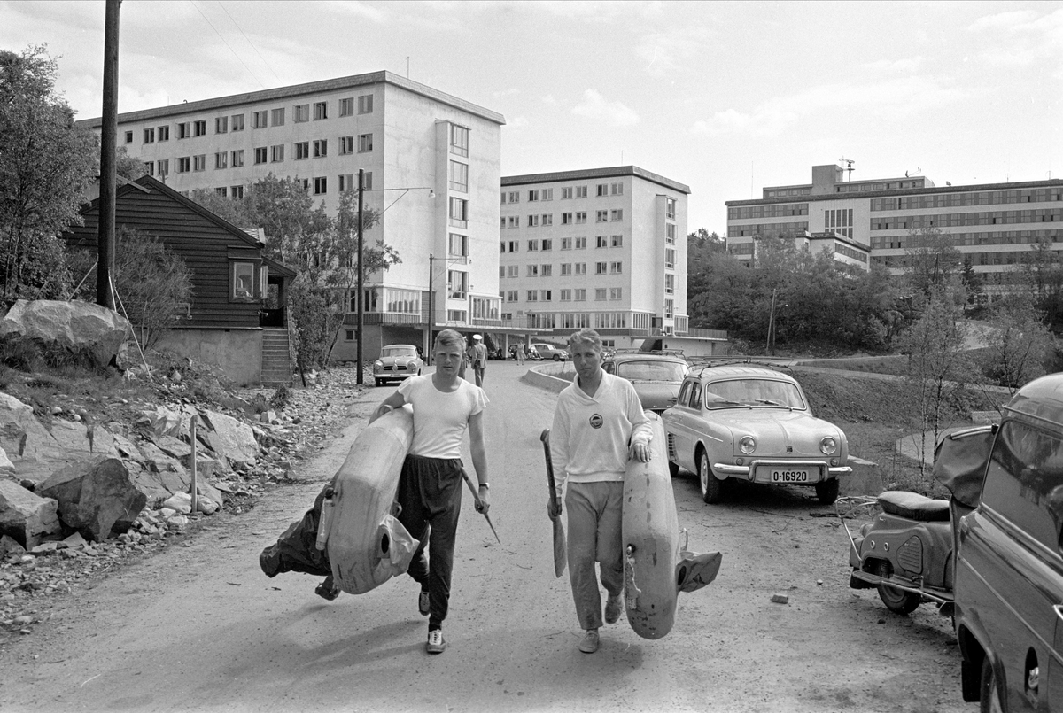 Håkonsvern, Bergen, 05.06.1963. Gaster med gummibåter.