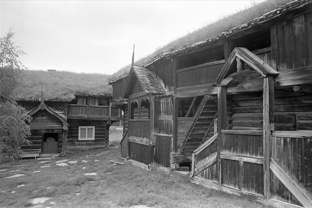 Bjølstad, Heidal, Sel, juli 1964. Gårdstun med gamle bygninger.