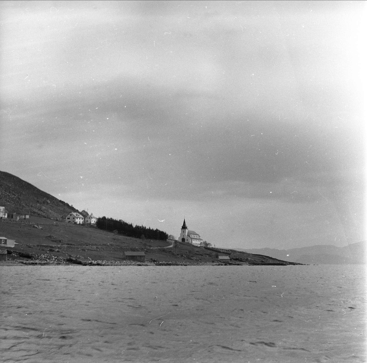 Silda, Vågsøy, Sogn og Fjordane, april 1963. Landskap med Nord-Vågsøy kirke.