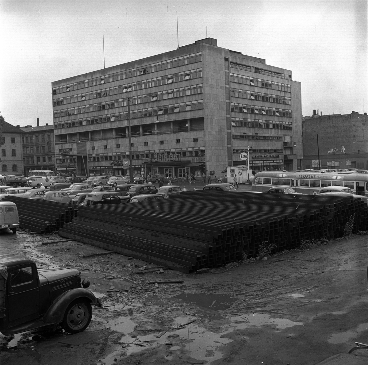 Olav Bulls plass, Oslo. Bygårder, parkerte biler og lagring av bjelker.