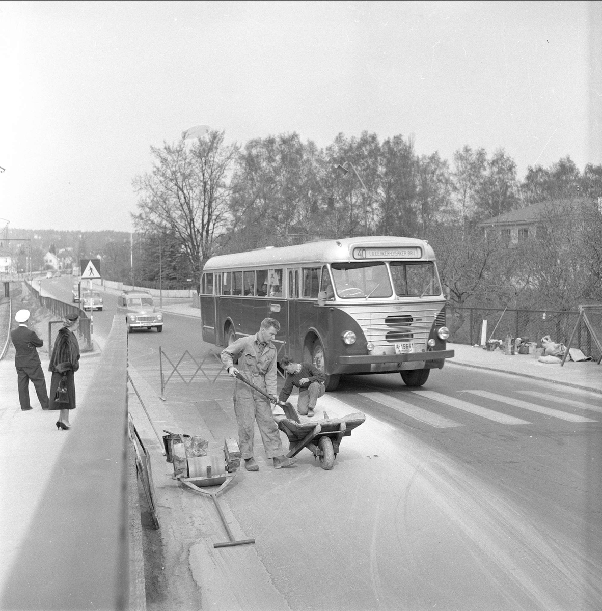 Sørkedaslveien ved Borgen i Oslo, juni 1959. Bybilder. Veiarbeid og buss.