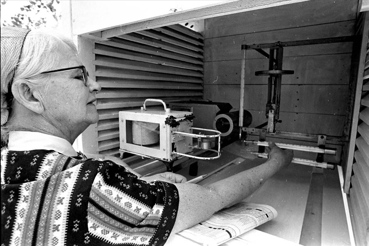 Buskerud, Hallingdal, Nesbyen, 1970, varmerekord, kvinne ved værstasjon.