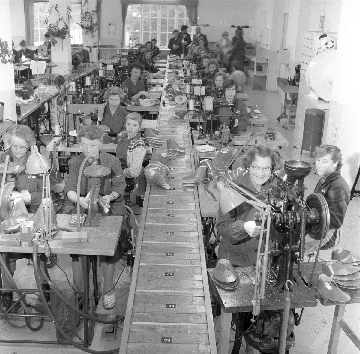Sandefjord, oktober 1958, Sandefjord skofabrikk, produksjonhallen.
