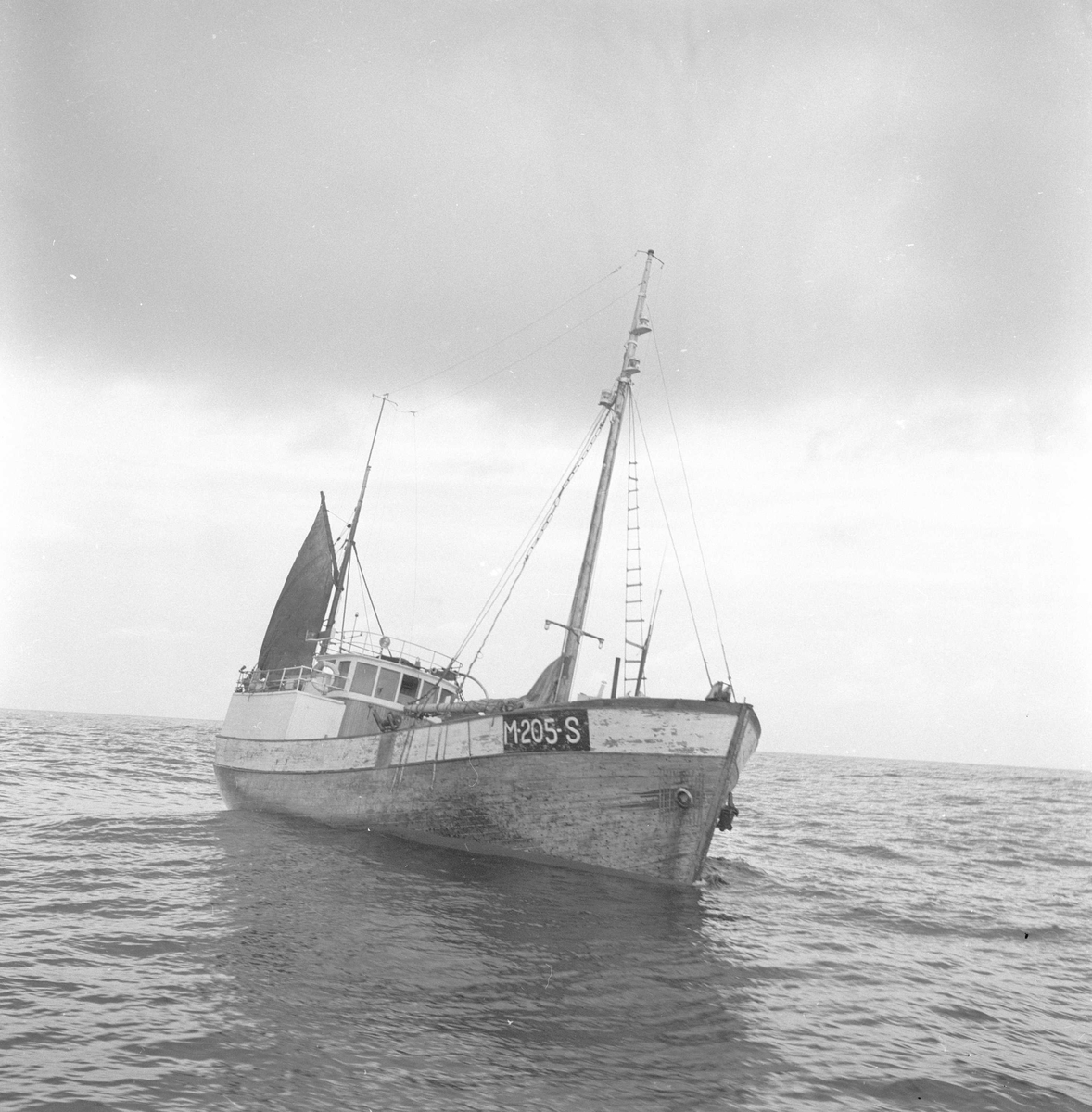 Pigghåfiske på Shetland.
Shetland, 14-22. mai 1958, fiskeskøyte i åpen sjø.