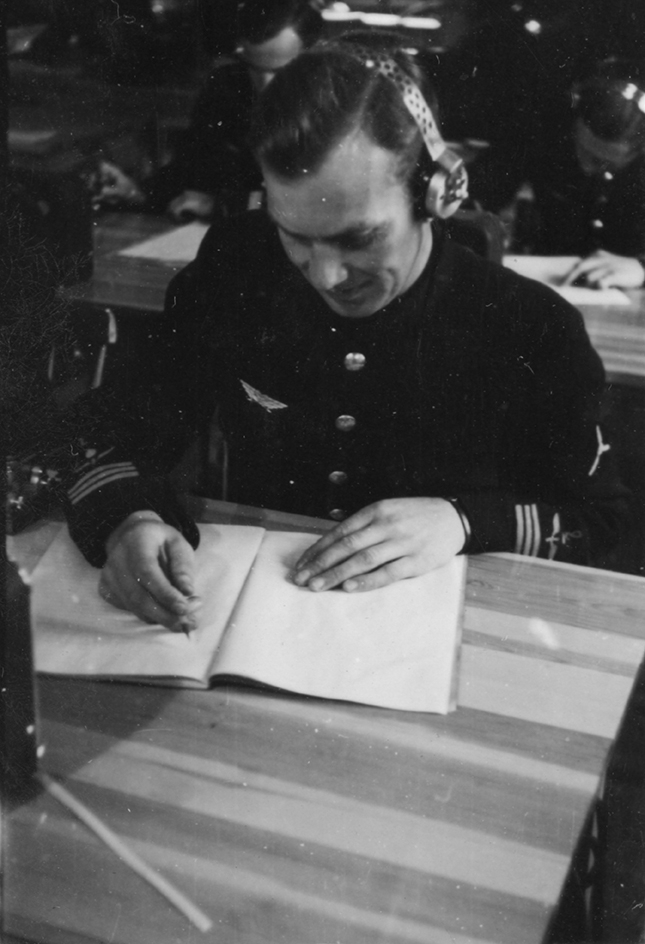Radioutbildning och krigsspel vid grundläggande flygslagsutbildning, GFSU, på F 2 Roslagens flygflottilj, 1943.