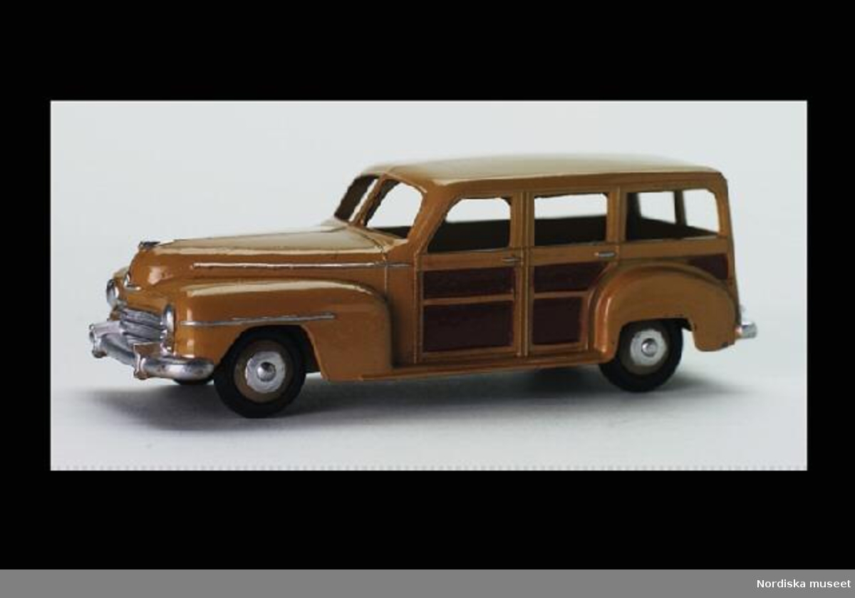 Inventering Sesam 1996-1999:
L 10,5  H 3,5 B 3,5 (cm)
Gulbrun stationsvagn av gjuten metall. Svarta gummidäck med profilerade navkapslar. Saknar inredning och fönsterrutor.
Underredet märkt "DINKY TOYS/ MADE IN ENGLAND/ MECCANO LTD"  Modell Plymouth 1946.
Bilen är en sk "Woody" där stora delar av karossen är tillverkad av trä. "Woodies" var populära i USA framförallt efter II:a världskriget. Enligt bilaga inköpt 29/11 1950 av givaren för 2,75 på PUB, Stockholm. Givaren samlare av leksaksbilar 1947-1952, se inv.nr. 263.905 - 264.120.
Bilaga.
Birigtta Martinius 1996