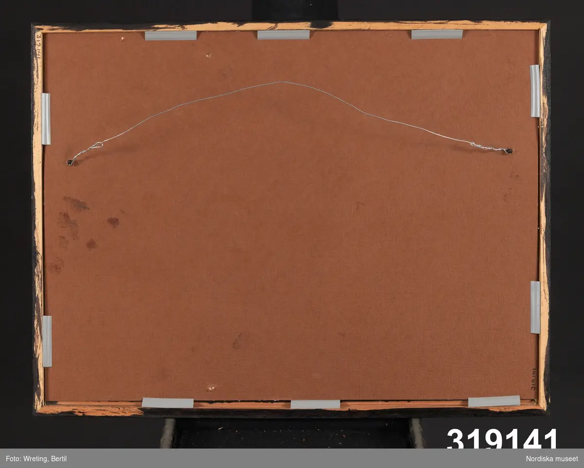 Enligt katalogkort:
"Liggande rektangulär tavla som utgörs av en kopia av patentbrevet för Johan Petter Johanssons uppfinning skiftnyckeln. Det ljusgula patent brevet omges av en svart, 1,3 cm bred, träram och skyddas av glas. På brevets vänstra sida text, på den högra sidan ritningar. 
På tavlans baksida brun pappskiva som hålls fast mot patentbrevet med grå rektanulära plastklämmor. metalltråd för upphängning av tavlan löper mellan tavlans båda vertikala kortsidor."