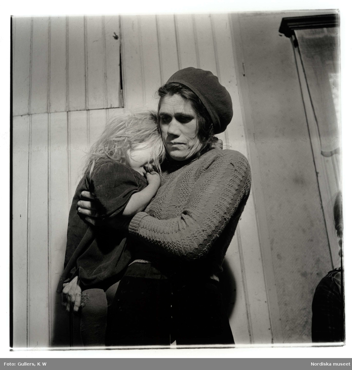 Reportage för Rädda Barnen, Norrland, 1939. Kvinna med barn på armen.