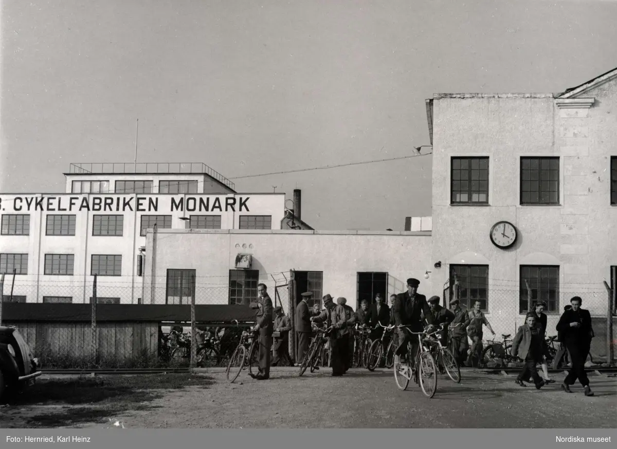 Cykelfabriken Monark, AB i Varberg, Halland. Exteriör. Personalen slutar för dagen