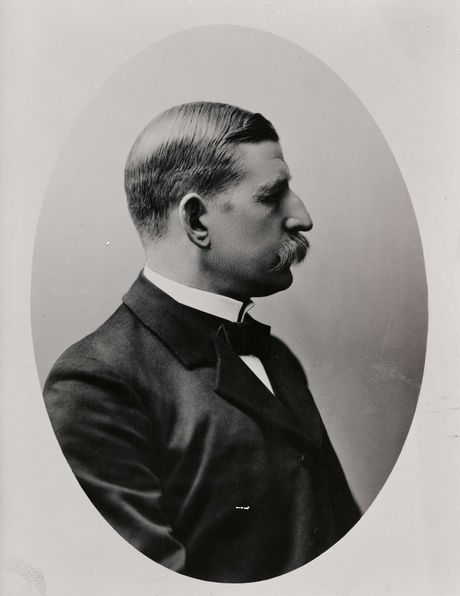 Porträtt av kostymklädd man med mustasch. Profil.  Möjligen Andrée, Salomon August, f. 18 oktober 1854, d. i oktober 1897, ingenjör, fysiker, polarforskare”.