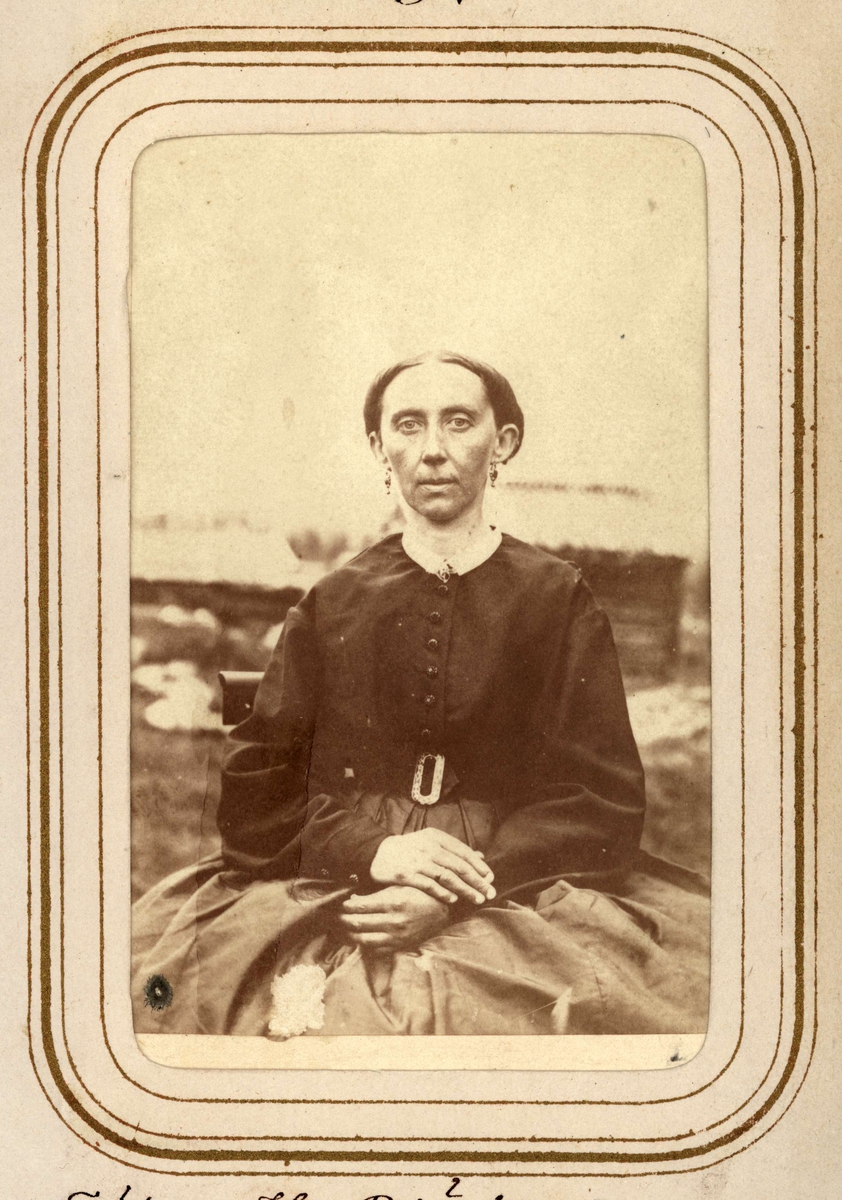"Fröken H. Björkman". Ur Lotten von Dübens fotoalbum med motiv från den etnologiska expedition till Lappland som leddes av hennes make Gustaf von Düben 1868.