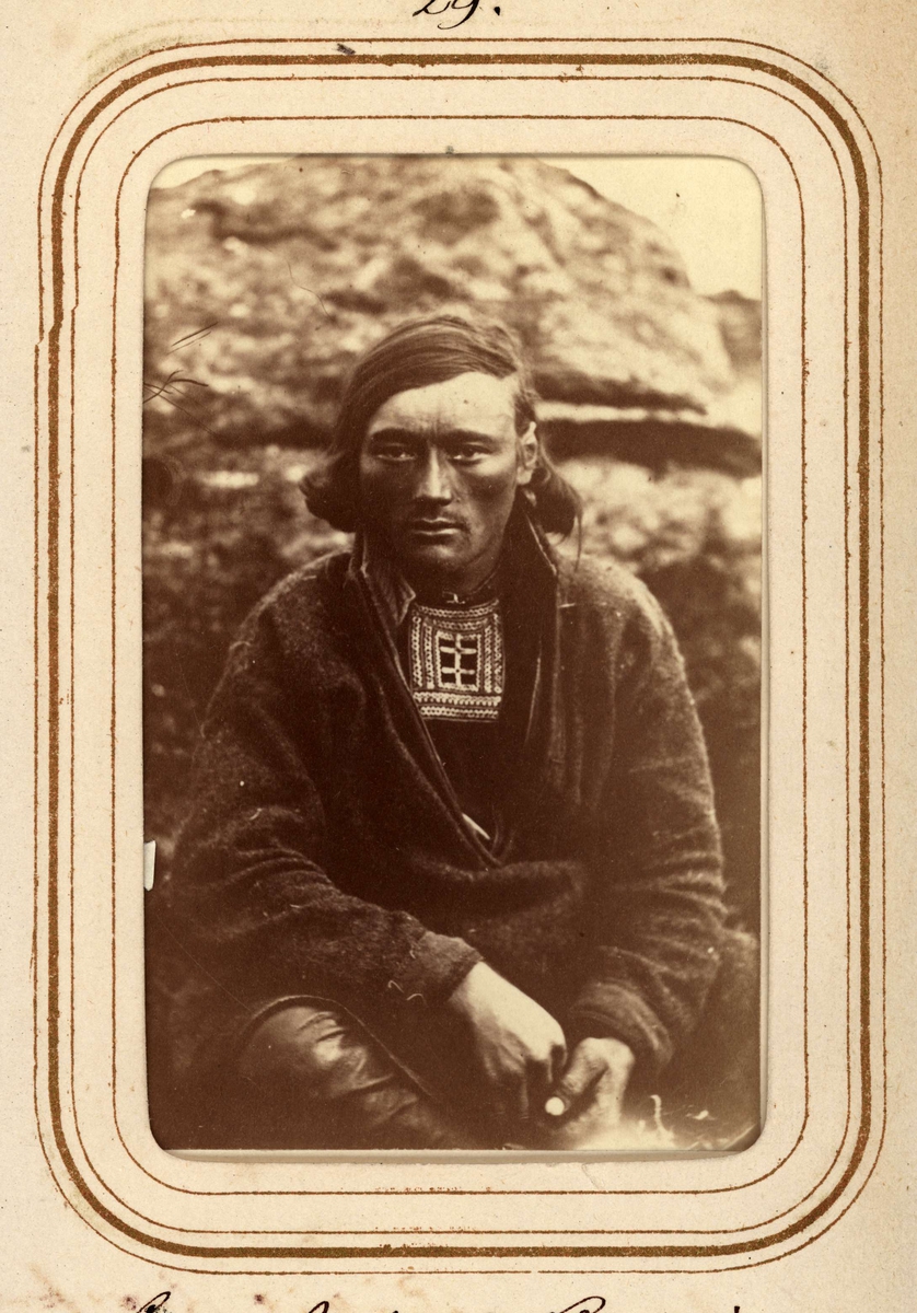 Porträtt av Lars Anders Baggi, 25 år, Jokkmokk. Ur Lotten von Dübens fotoalbum med motiv från den etnologiska expedition till Lappland som leddes av hennes make Gustaf von Düben 1868.