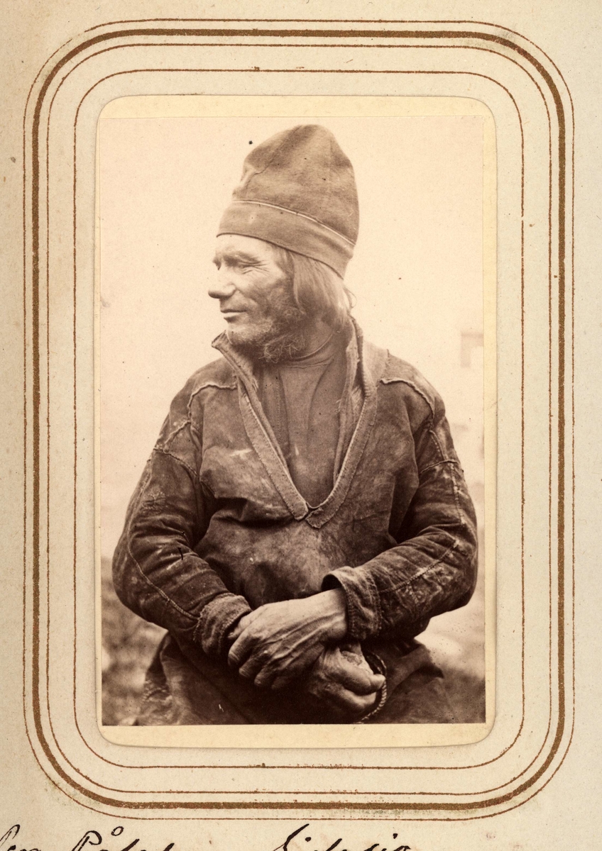 Profilporträtt av Per Pålsson Sjålsa, 60 år, Sjokksjokk. Ur Lotten von Dübens fotoalbum med motiv från den etnologiska expedition till Lappland som leddes av hennes make Gustaf von Düben 1868.