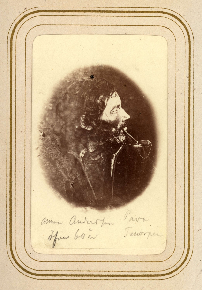 Porträtt av Amma Andersson Paval, Tuorpon. Ur Lotten von Dübens fotoalbum med motiv från den etnologiska expedition till Lappland som leddes av hennes make Gustaf von Düben 1868.