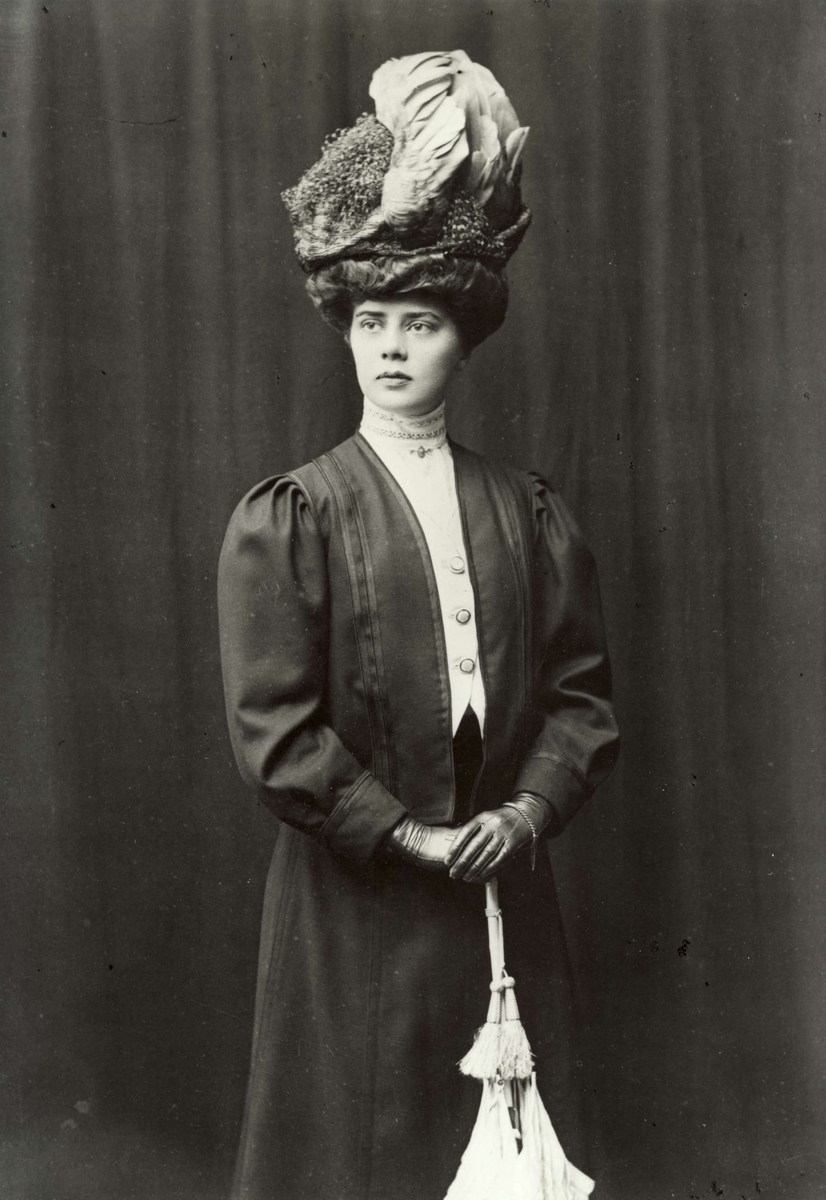 Porträtt av fröken Ester Insulander, gift Fergus (1886-1966), Banérgatan i Stockholm, 1900.