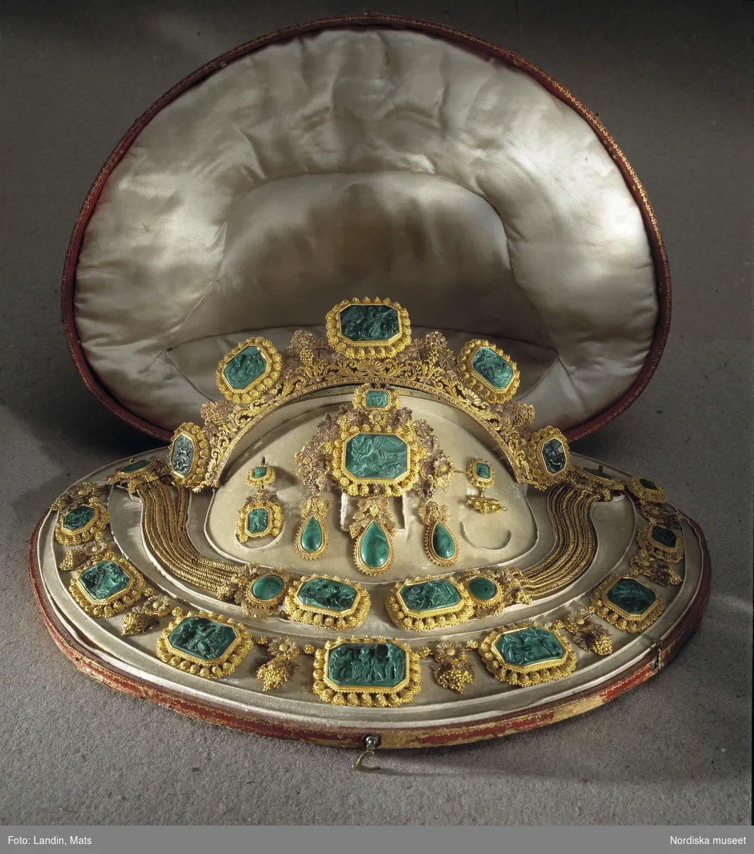 Smycken. Drottning Sofias garnityr. Tillverkat av Simon Petiteau, Paris, 1820-tal. Inv.nr NM.0990047.