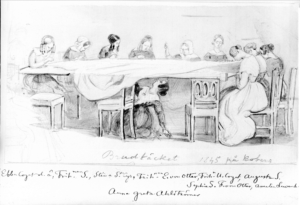 Teckning av Fritz von Dardel. "Brudtäcket 1845 på Koberg." Tio namngivna kvinnor sitter runt och under ett bord och syr på ett täcke.
