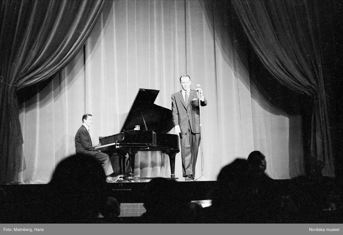 Frank Sinatra på turné i Sverige. Finspångs Folkets park. 
Sinatra med flygel och pianist på scenen.