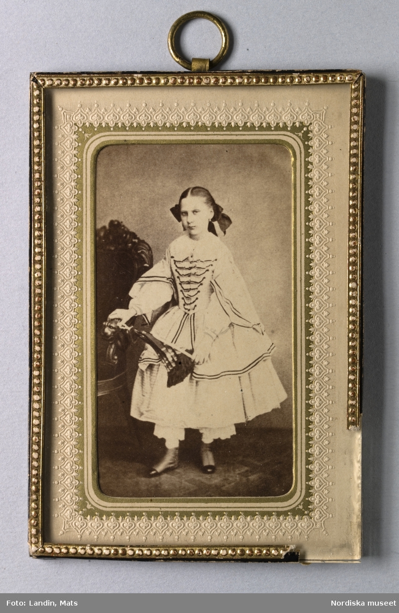 Porträtt av prinsessan Lovisa, 1861. Fotografi i visitkortsformat med passpartout och glas. Nordiska museet inv.nr 113417.