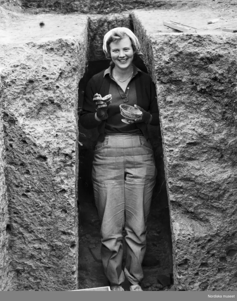 Prinsessan Margrethe av Danmark deltar i arkeologiska utgrävningar vid San Giovenale i Italien. Här ses hon framför en kammargrav.