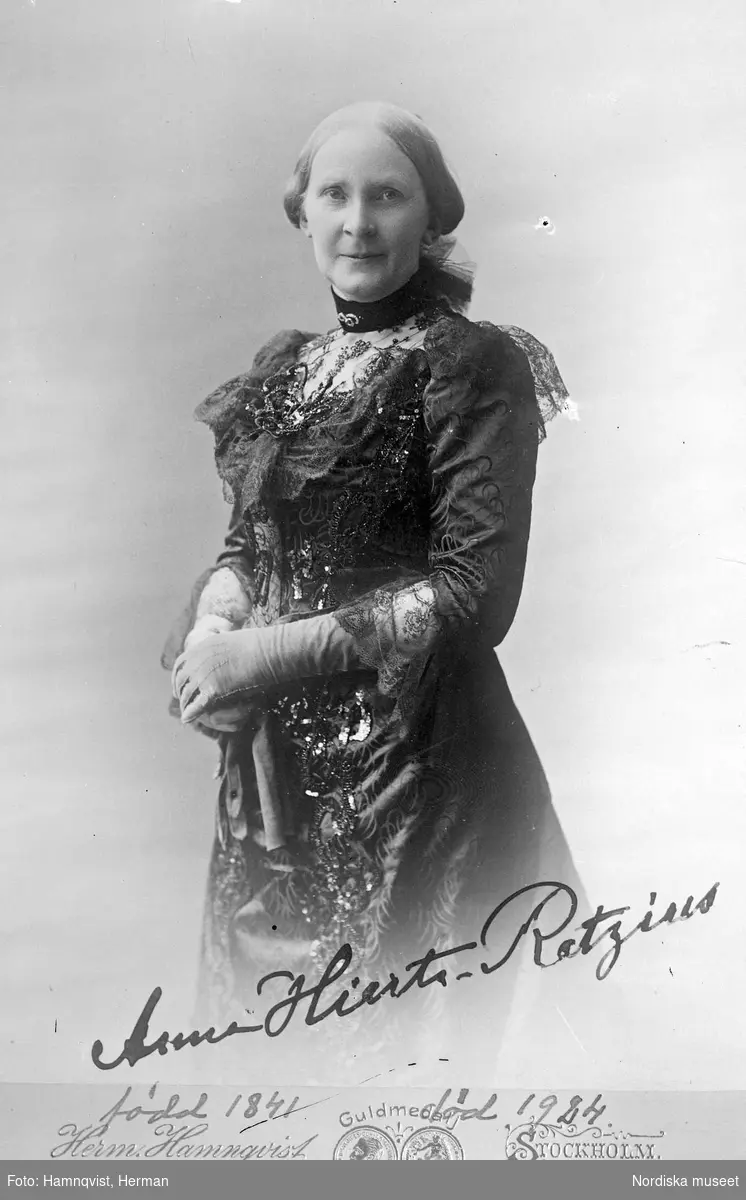 Kvinnligt porträtt. Enligt påskrift Anna Hierta-Retzius, grundare av Stockholms arbetsstugor. Arbetsstugan bildades i januari 1887.