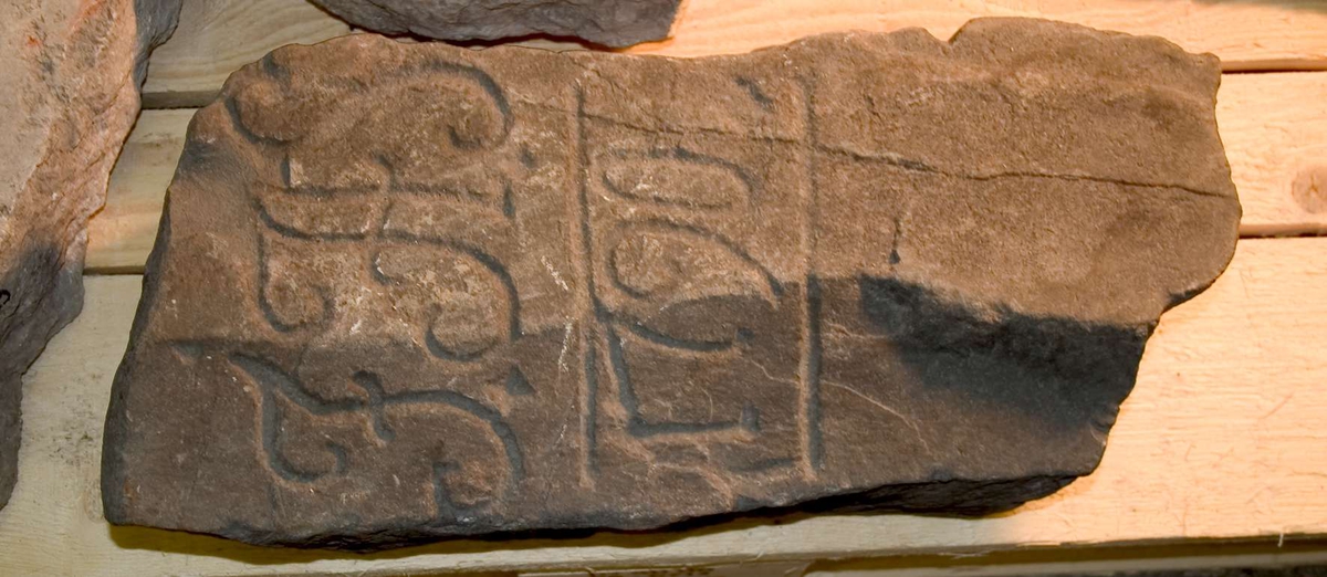 Sten med huggen inskription: F. H. S. 1790.