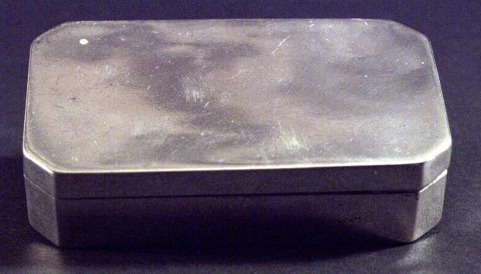 Snusdosa av silver, invändigt förgylld. Stämplar: AFH, tre kronor, riksäpplet, M4.