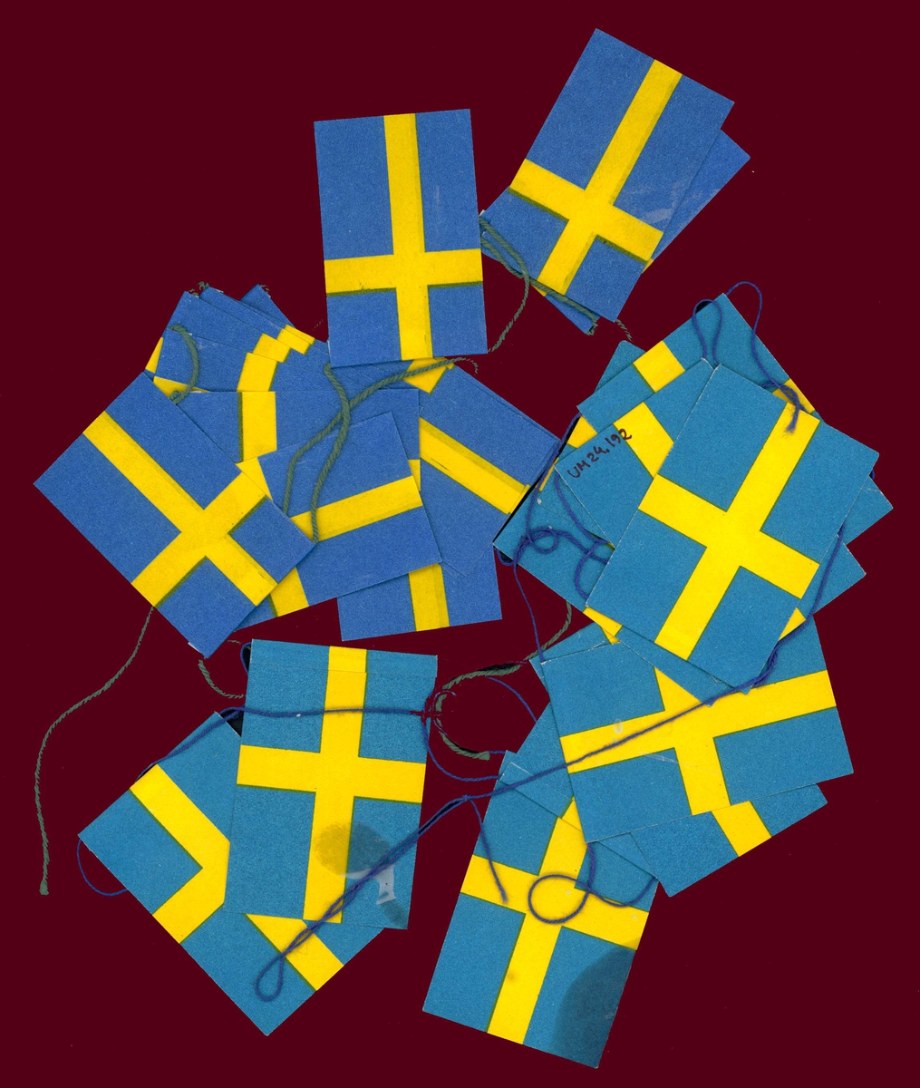 Julgransflaggor av papper, utforamde efter svenska flaggan.