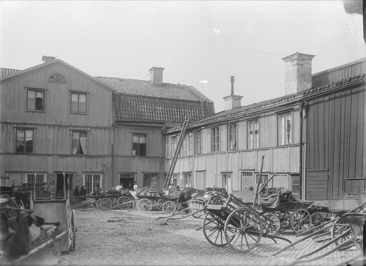 Gårdsinteriör, Svartbäcksgatan 23, kvarteret Hjorten, Dragarbrunn, Uppsala 1908
