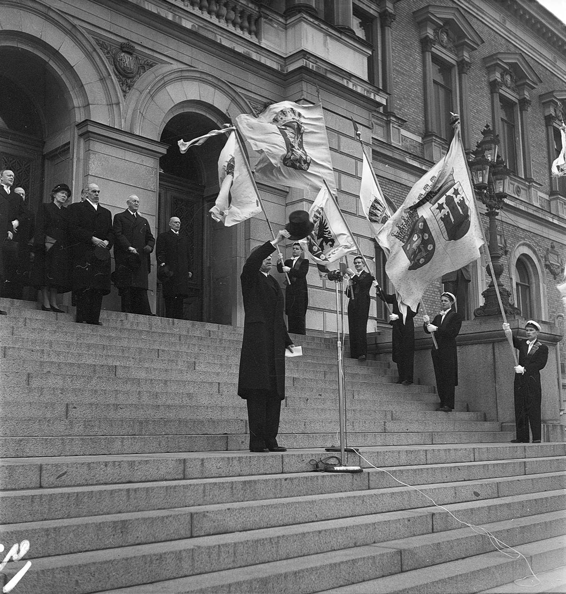 Kung Gustav VI Adolf talar på Universitetshusets trappa, Uppsala före 1953