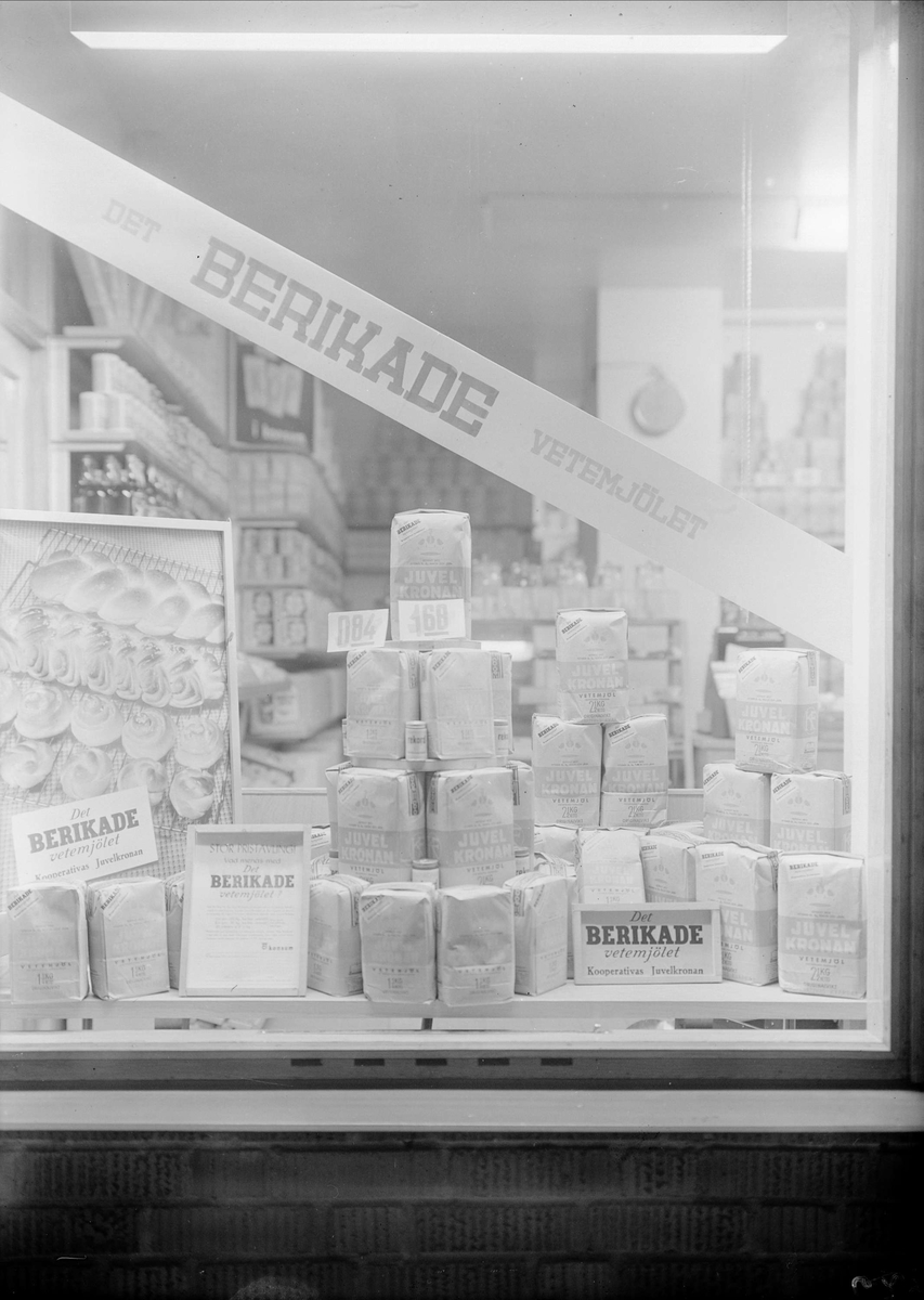 Skyltfönster med varor från Juvelkronan i Konsumbutik, Uppsala 1948