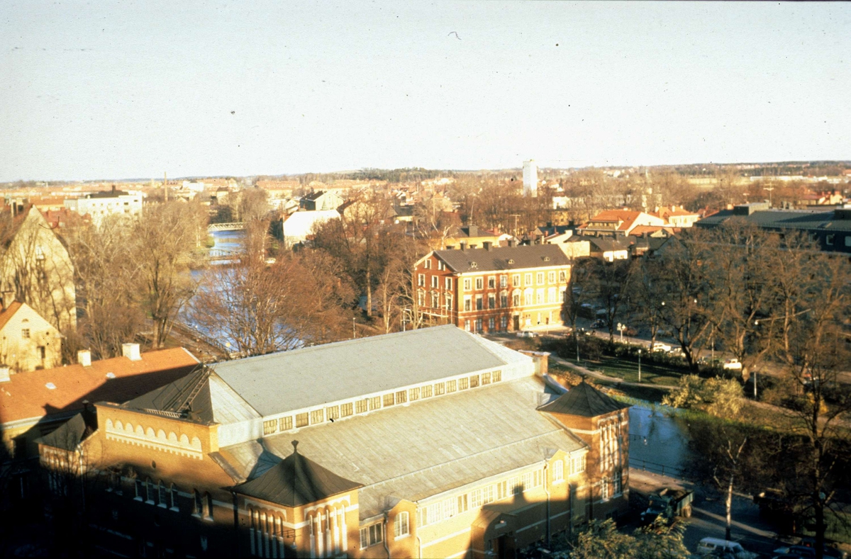 Stadsvy med Saluhallen och Fyrisån, Uppsala november 1971