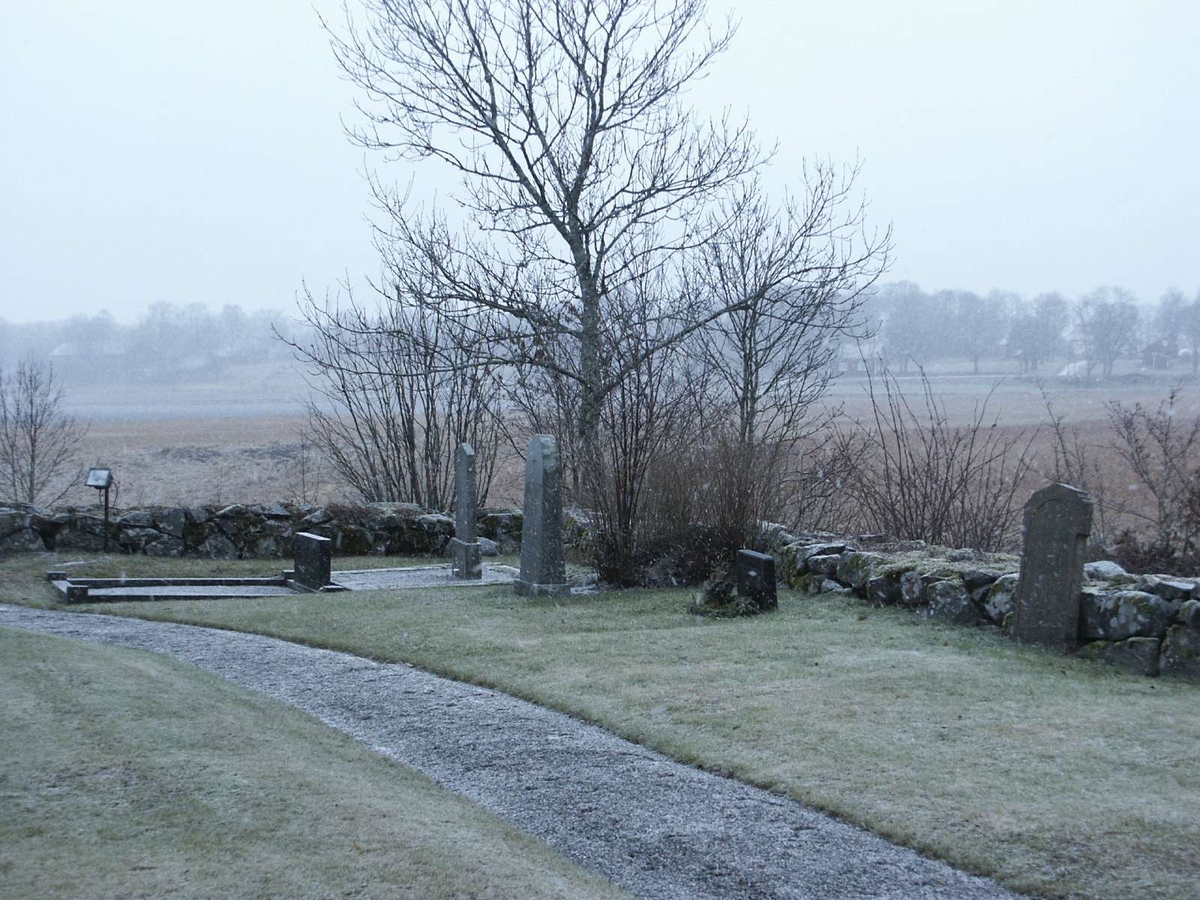 Kyrkogården vid Långtora kyrka, Långtora socken, Uppland janauri 2003