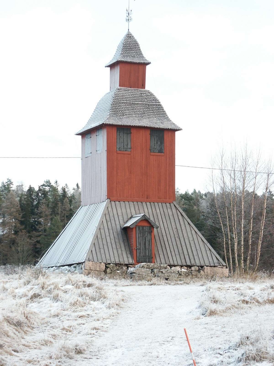 Klockstapeln vid Nysätra kyrka, Nysätra socken, Uppland december 2002