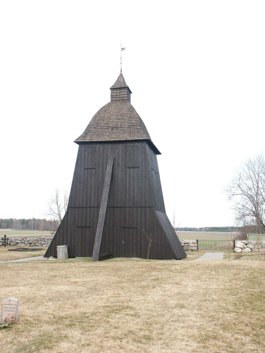 Klockstapeln vid Lillkyrka kyrka, Lillkyrka socken, Uppland 2005