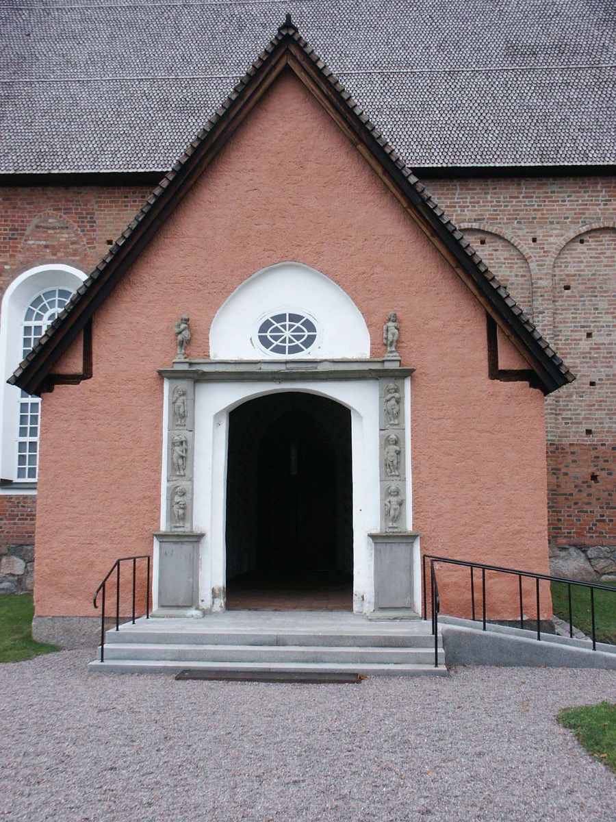 Vapenhuset med dess barockportal, Tensta kyrka, Tensta socken, Uppland  2004