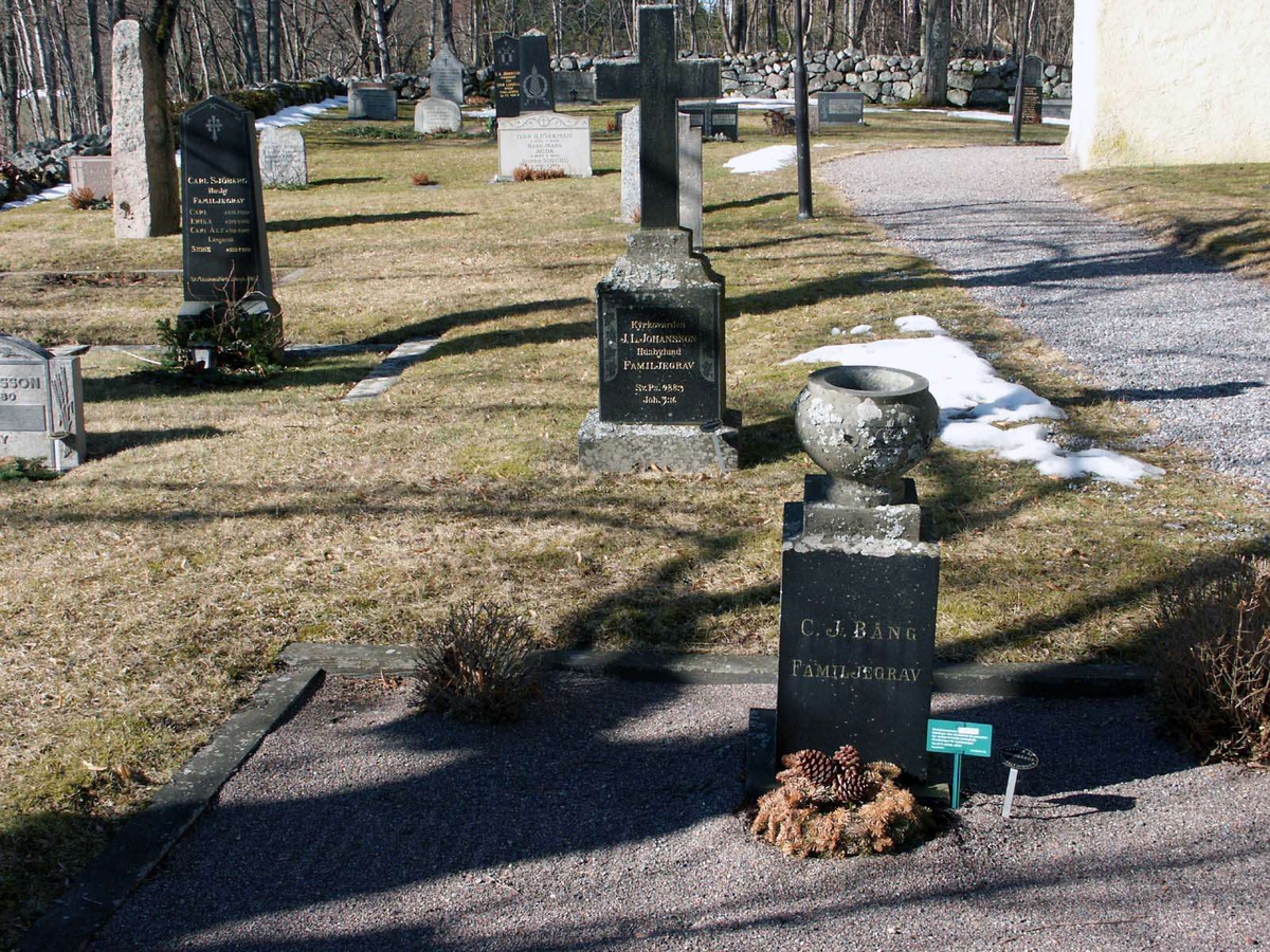Kyrkogården vid Vallby kyrka, Vallby socken, Uppland  2005