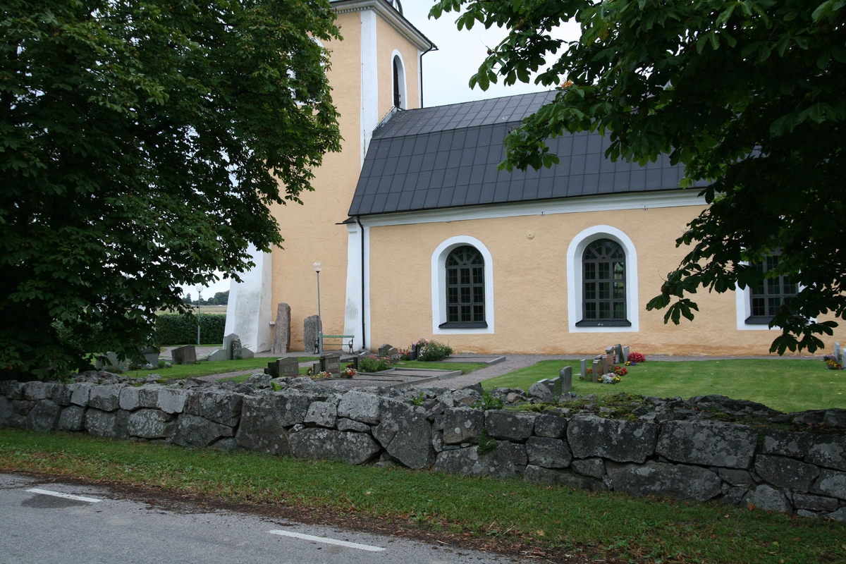 Åkerby kyrka med kyrkogård,  Åkerby socken, Uppland 2007
