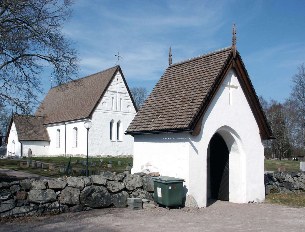 Östra stigluckan vid Viksta kyrka, Uppland 2005  