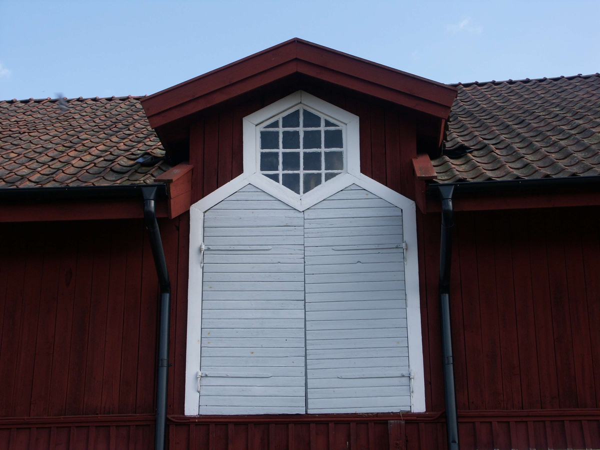Fönster och slagluckor på stall, Landsberga översteboställe, Biskopskulla socken, Uppland 2008