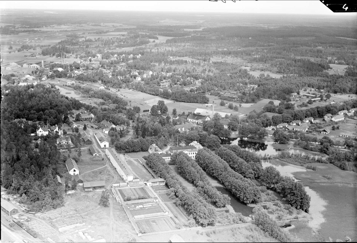 Österbybruk med omgivande skogslandskap, Films socken, Uppland 1936. Österbybruks herrgård med park i förgrunden.