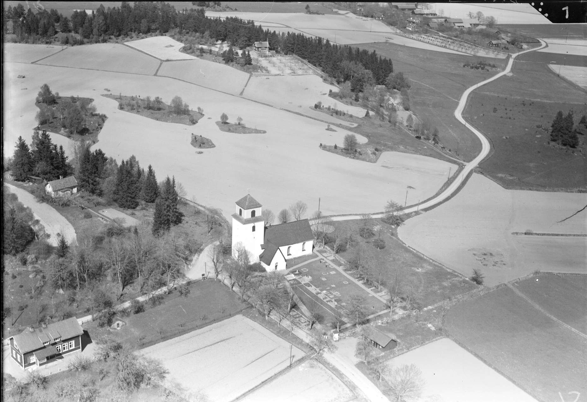 Flygfoto över Häggeby kyrka med omgivande kulturlandskap, Häggeby socken, Uppland år 1936