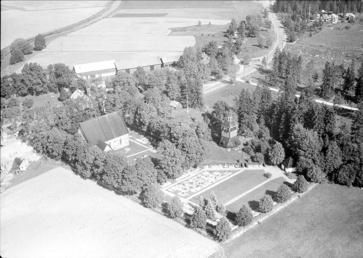 Flygfoto över Hökhuvuds kyrka, Hökhuvuds socken, Uppland 1958