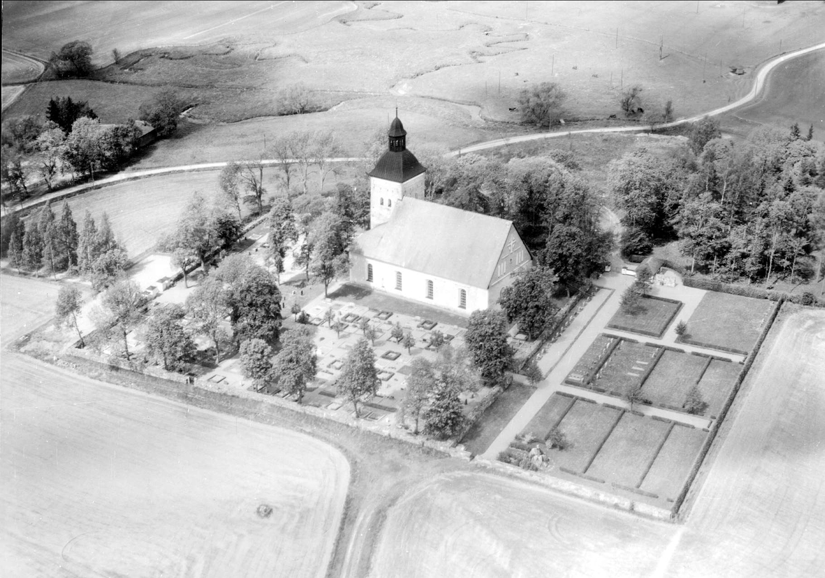 Flygfoto över Tillinge kyrka, Tillinge socken, Uppland 1965