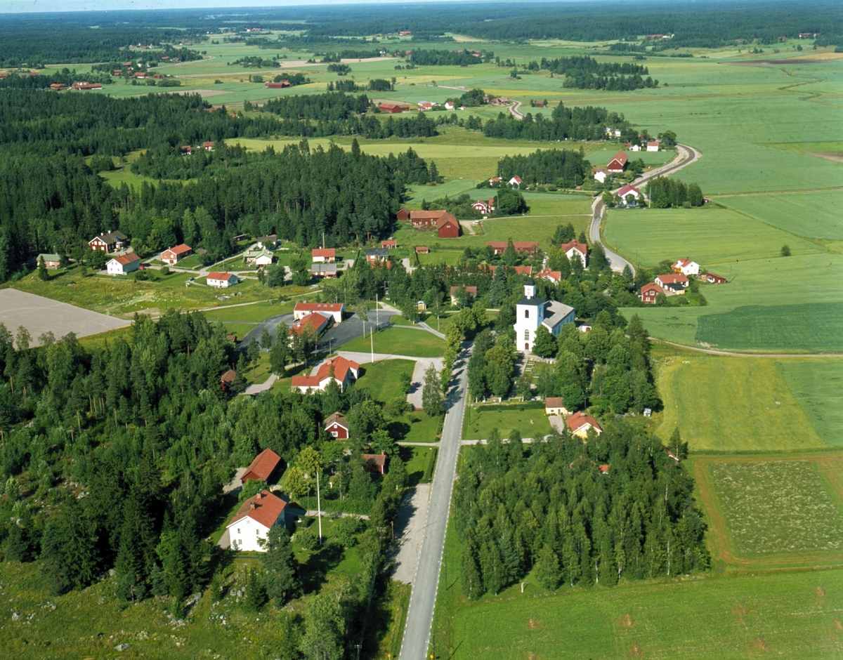 Huddunge by och Huddunge kyrka, med omgivande landskap, Huddunge socken, Uppland 1972