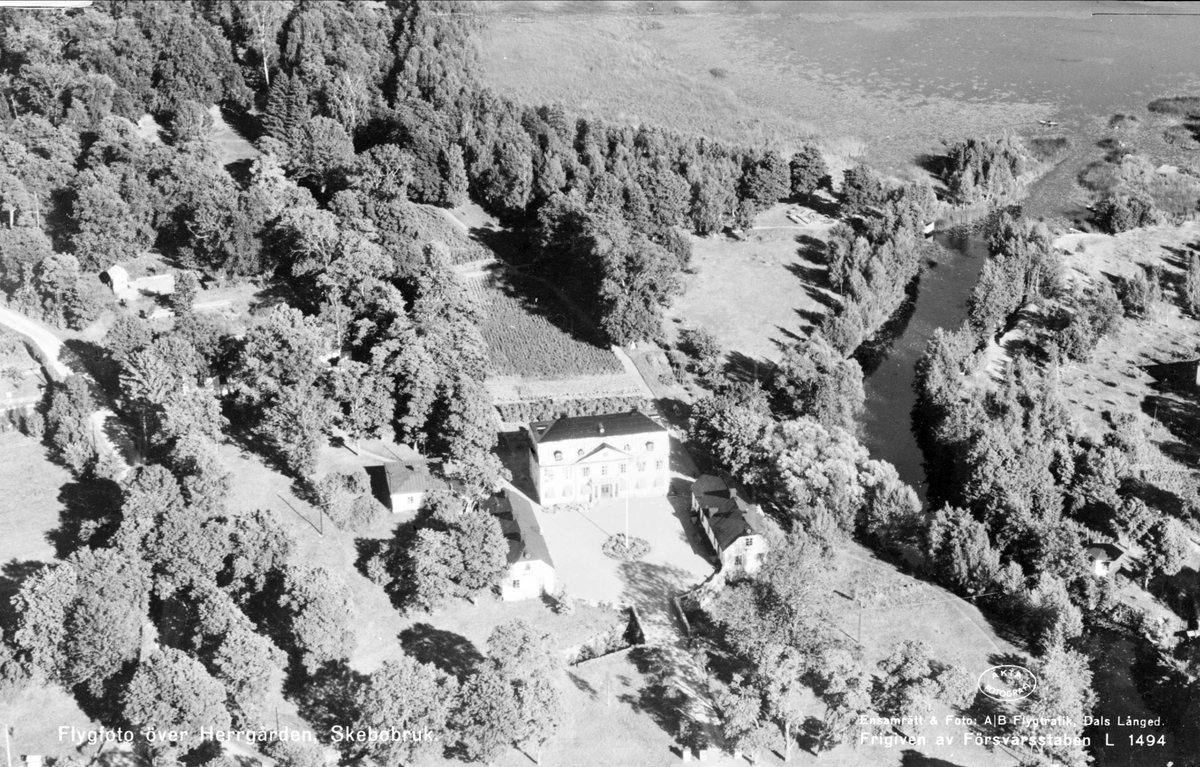 Flygfoto över Skebo bruks herrgård med omgivande marker, Ununge socken, Uppland år 1950